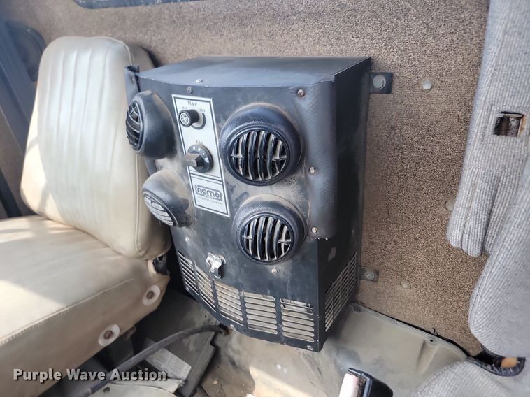 image for item LQ9124 1993 International 8200  semi truck