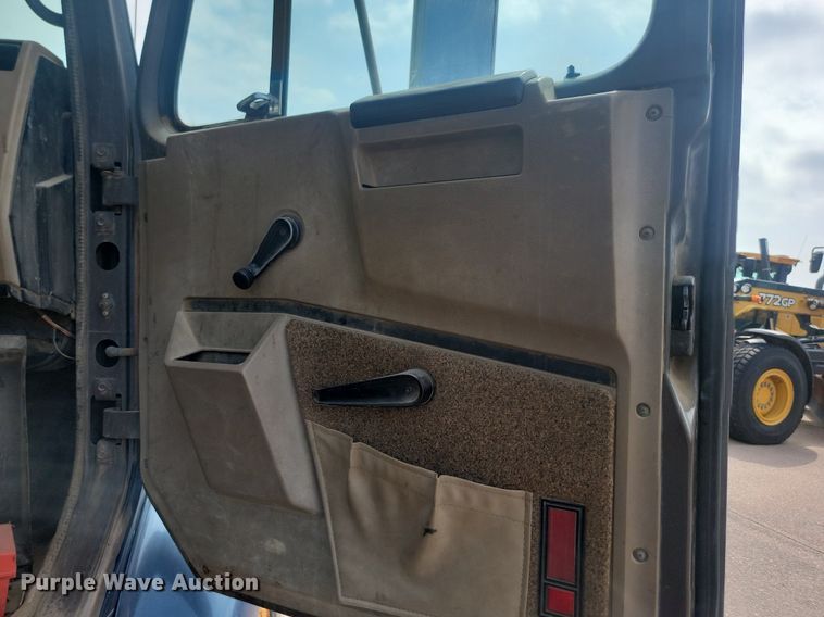 image for item LQ9124 1993 International 8200  semi truck