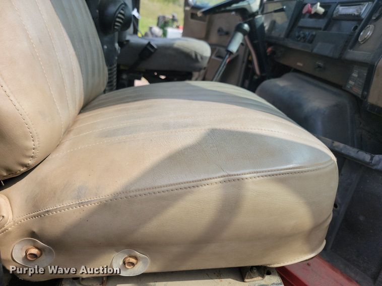 image for item LQ9124 1993 International 8200  semi truck