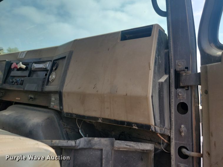 image for item LQ9124 1993 International 8200  semi truck