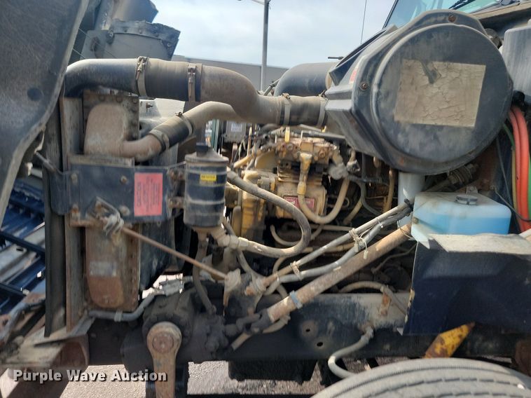 image for item LQ9124 1993 International 8200  semi truck