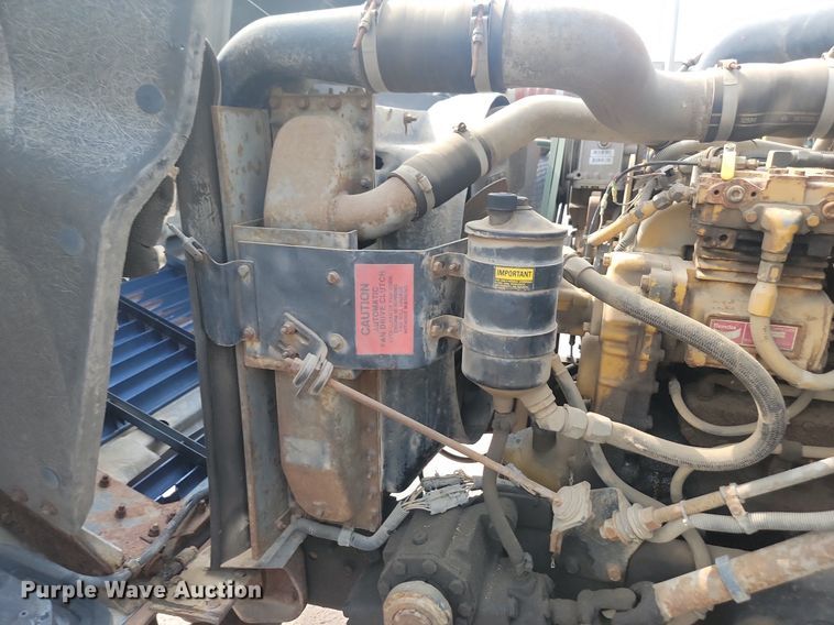 image for item LQ9124 1993 International 8200  semi truck