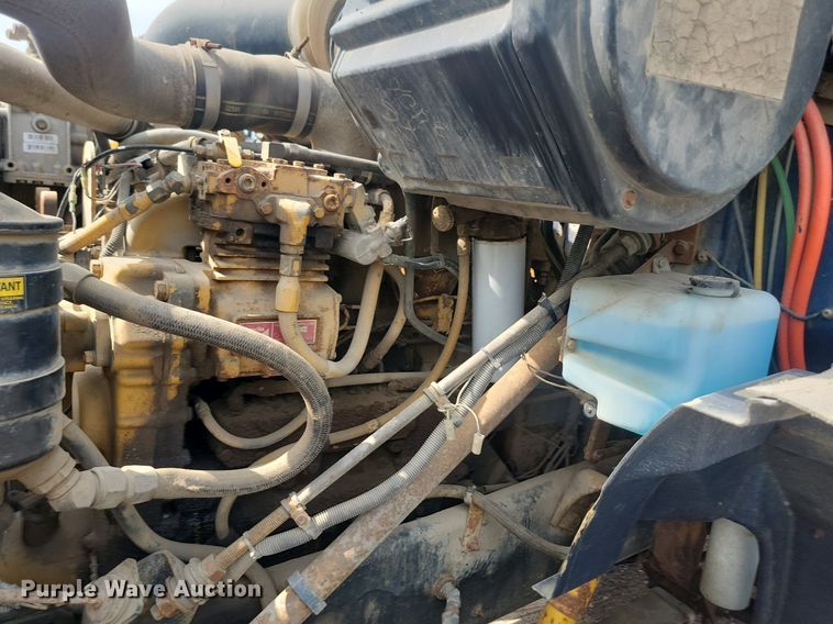 image for item LQ9124 1993 International 8200  semi truck