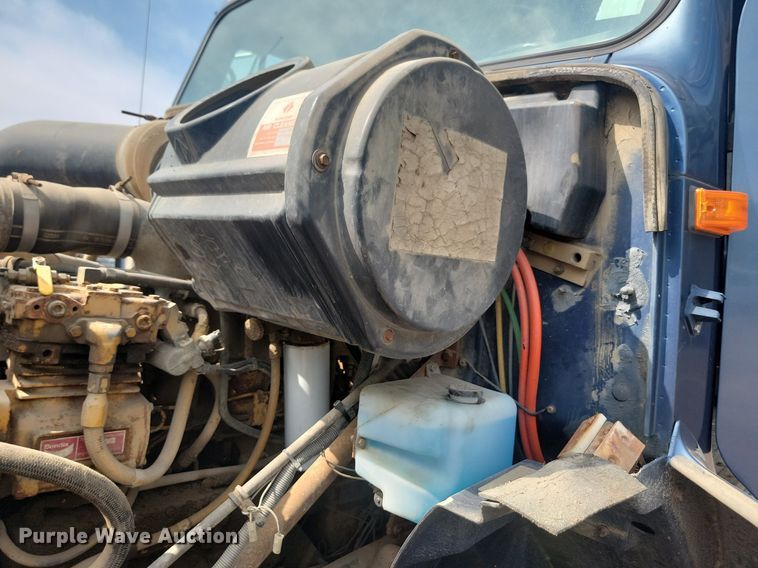 image for item LQ9124 1993 International 8200  semi truck