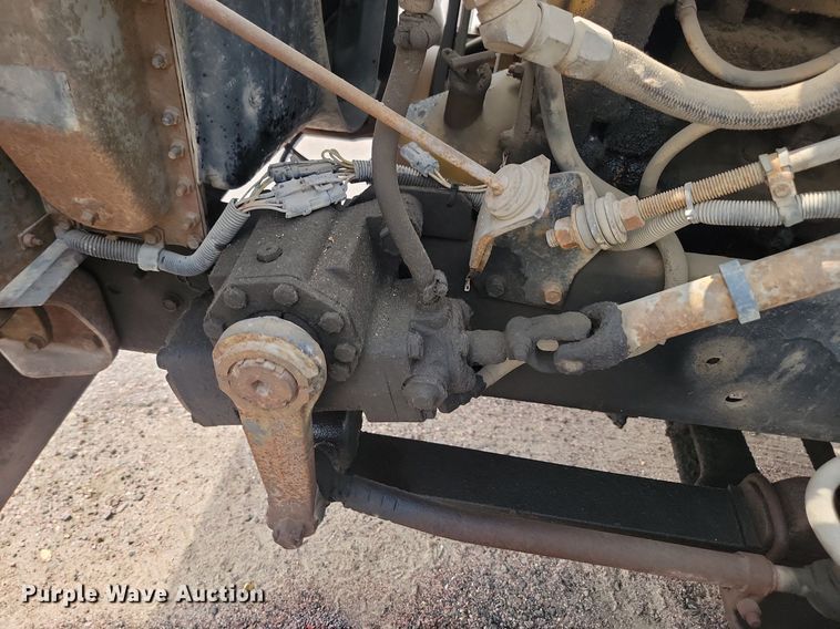 image for item LQ9124 1993 International 8200  semi truck