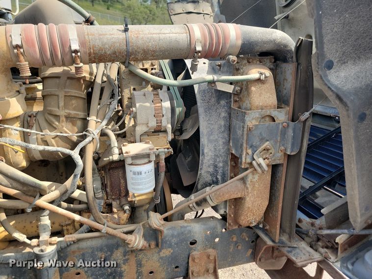 image for item LQ9124 1993 International 8200  semi truck