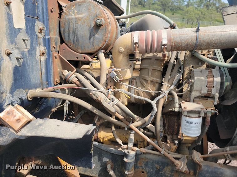 image for item LQ9124 1993 International 8200  semi truck