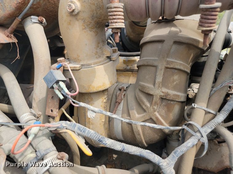 image for item LQ9124 1993 International 8200  semi truck