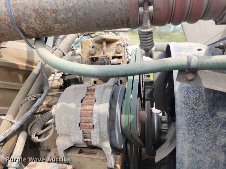 image for item LQ9124 1993 International 8200  semi truck