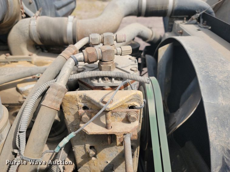 image for item LQ9124 1993 International 8200  semi truck