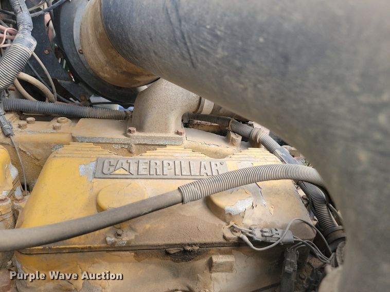 image for item LQ9124 1993 International 8200  semi truck