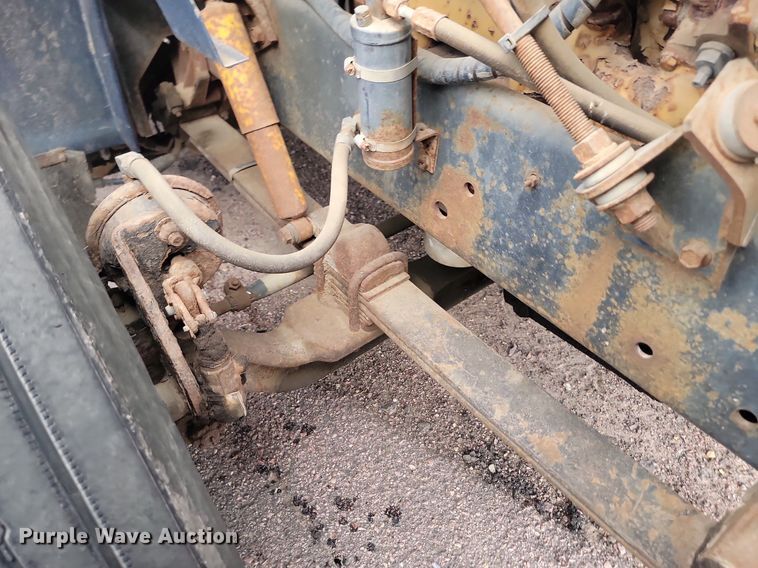 image for item LQ9124 1993 International 8200  semi truck