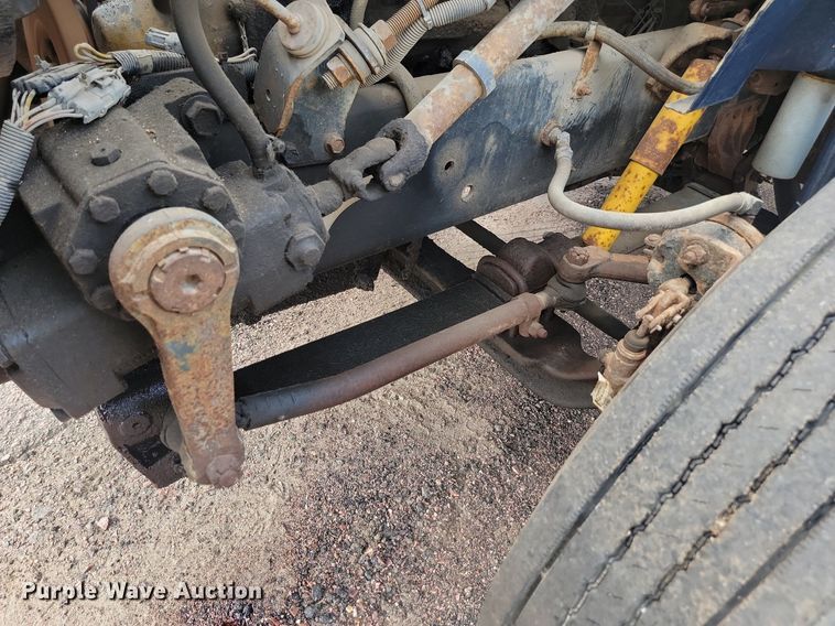 image for item LQ9124 1993 International 8200  semi truck