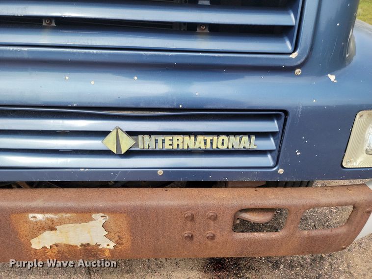 image for item LQ9124 1993 International 8200  semi truck