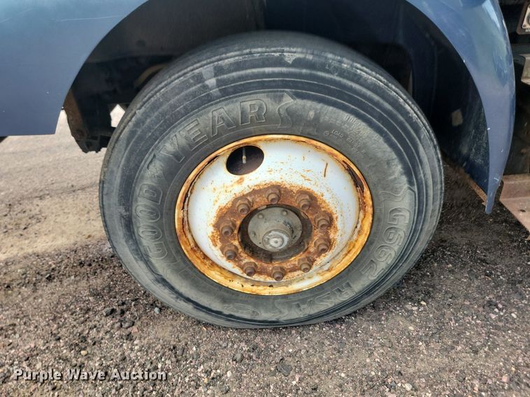 image for item LQ9124 1993 International 8200  semi truck