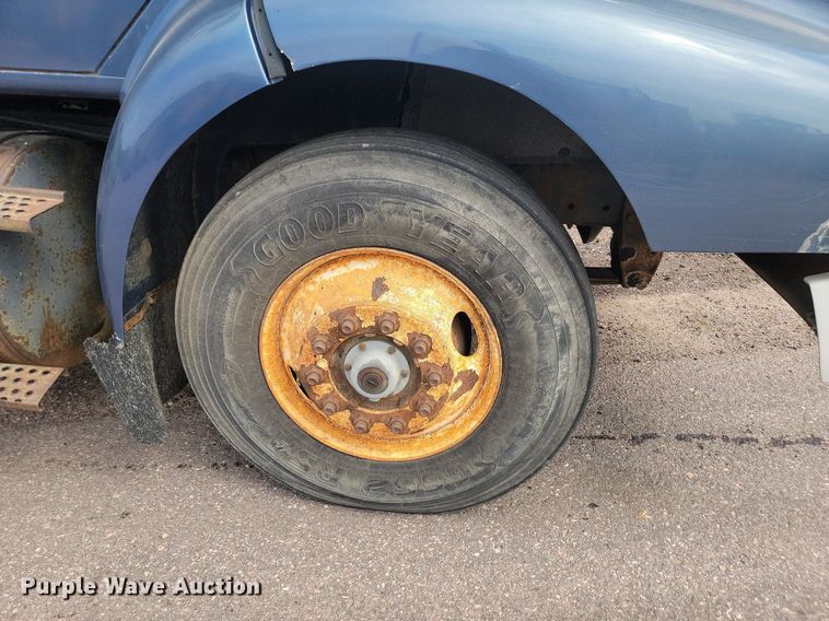 image for item LQ9124 1993 International 8200  semi truck