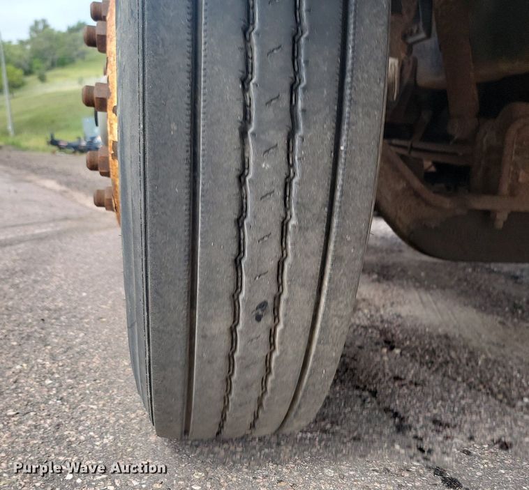 image for item LQ9124 1993 International 8200  semi truck