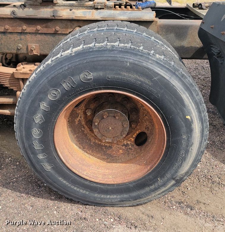 image for item LQ9124 1993 International 8200  semi truck