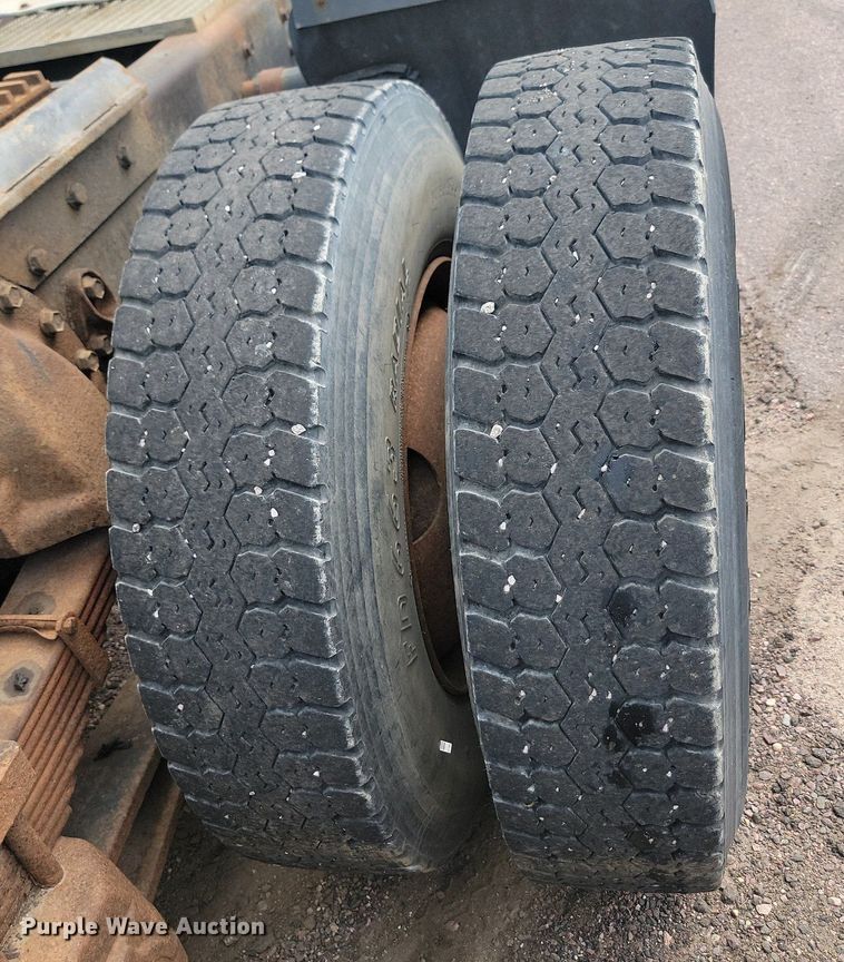 image for item LQ9124 1993 International 8200  semi truck