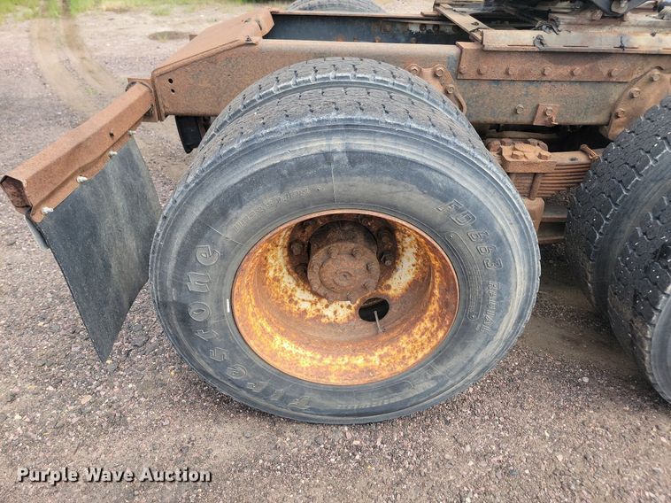 image for item LQ9124 1993 International 8200  semi truck