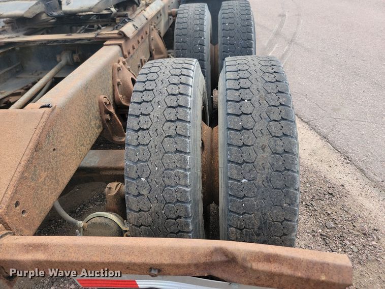 image for item LQ9124 1993 International 8200  semi truck