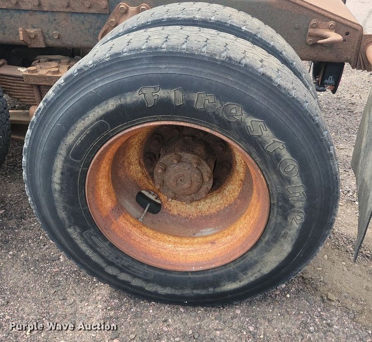 image for item LQ9124 1993 International 8200  semi truck