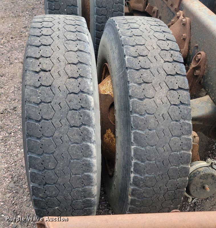 image for item LQ9124 1993 International 8200  semi truck