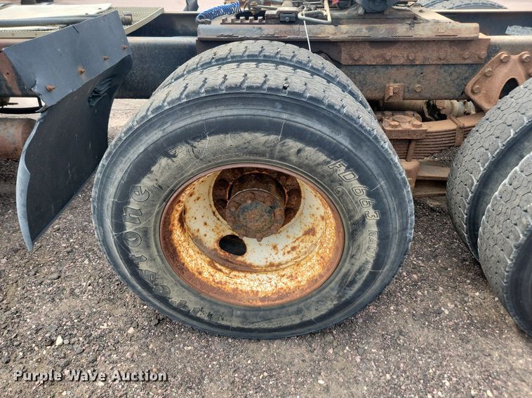 image for item LQ9124 1993 International 8200  semi truck