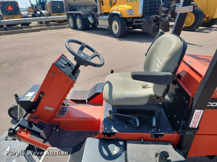 image for item LQ9128 2006 Jacobsen Turfcat 628D  lawn mower