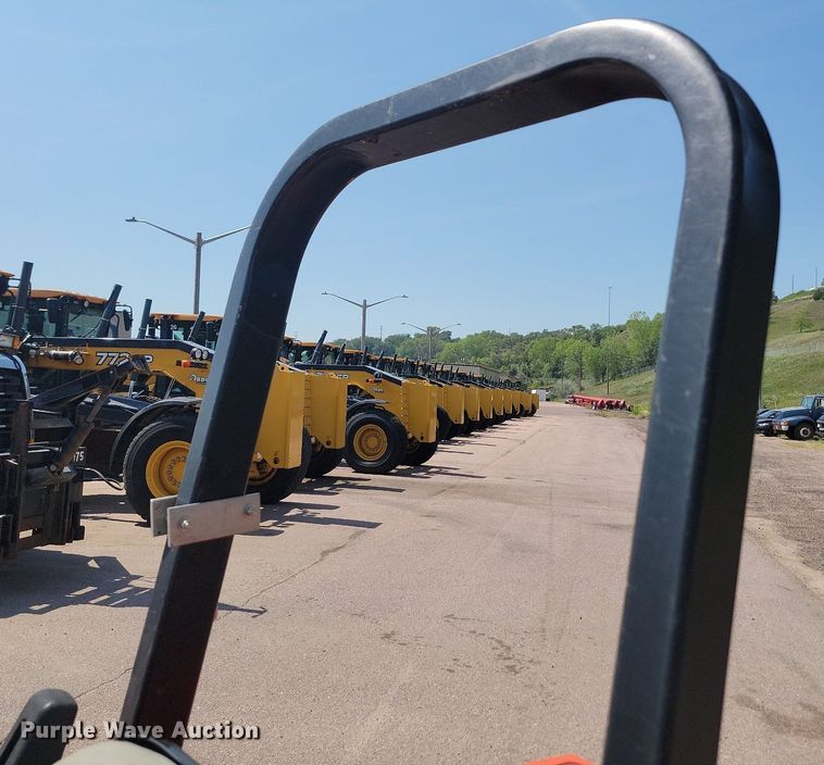 image for item LQ9128 2006 Jacobsen Turfcat 628D  lawn mower