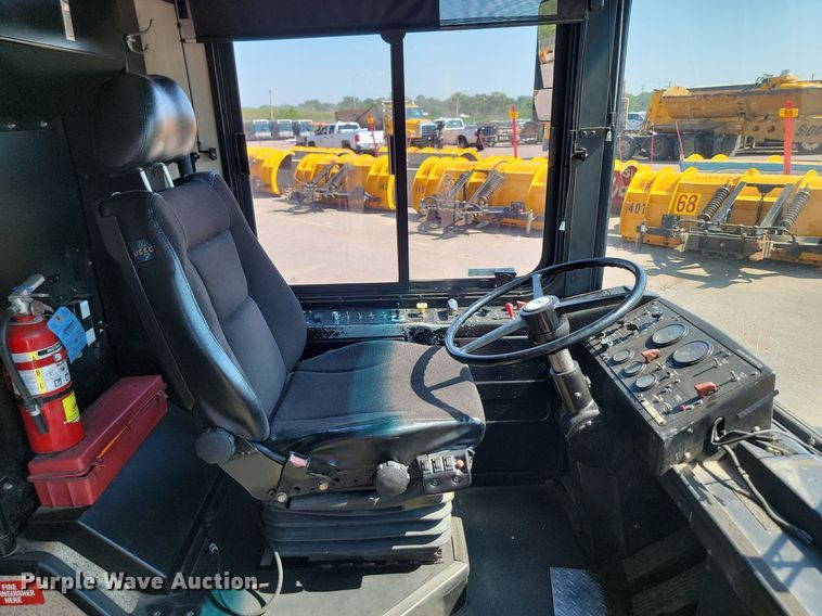 image for item LQ9133 2009 Gillig  shuttle bus