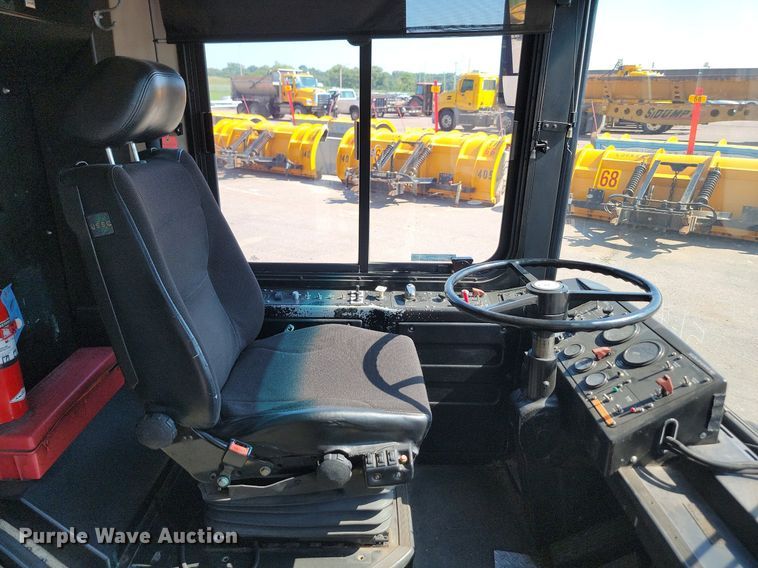 image for item LQ9135 2009 Gillig  shuttle bus