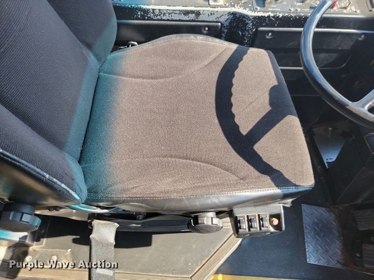 image for item LQ9137 2009 Gillig  shuttle bus