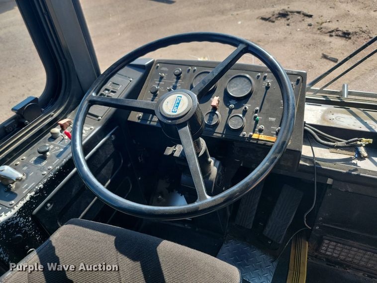 image for item LQ9137 2009 Gillig  shuttle bus