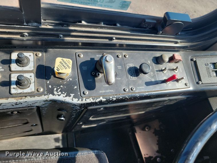 image for item LQ9137 2009 Gillig  shuttle bus