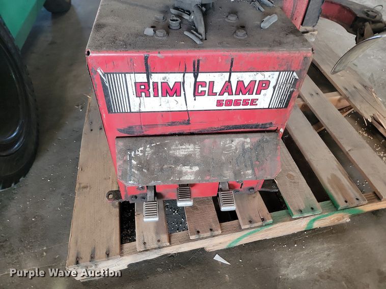 image for item LQ9142 Coats 5065E  rim clamp tire machine