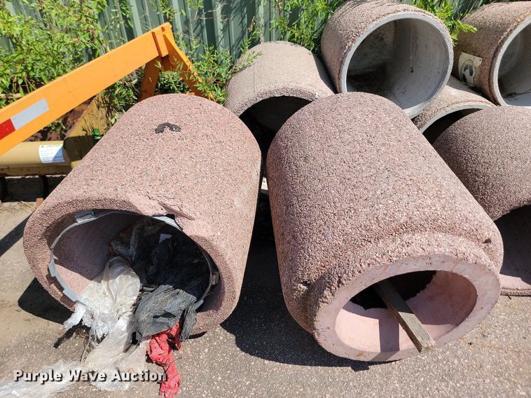 image for item LQ9184 (14) concrete planters