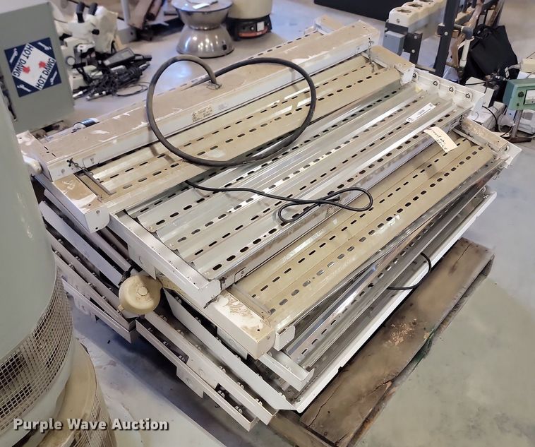 image for item LQ9206 Approximately 15 light fixtures