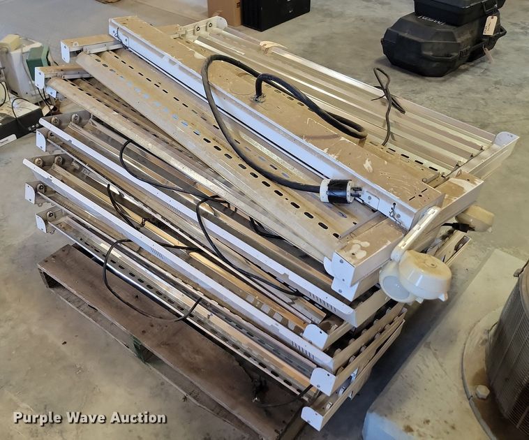 image for item LQ9206 Approximately 15 light fixtures