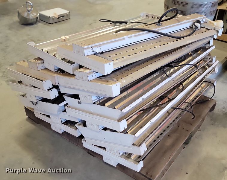 image for item LQ9206 Approximately 15 light fixtures