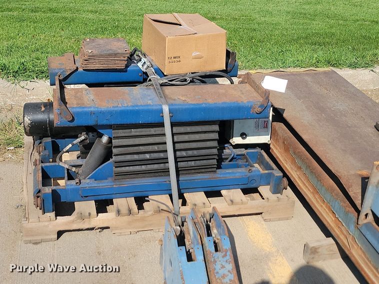 image for item LQ9220 Rotary  four post automotive lift