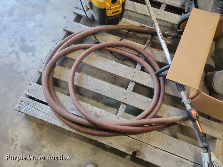 image for item LQ9223 Lawn and garden equipment