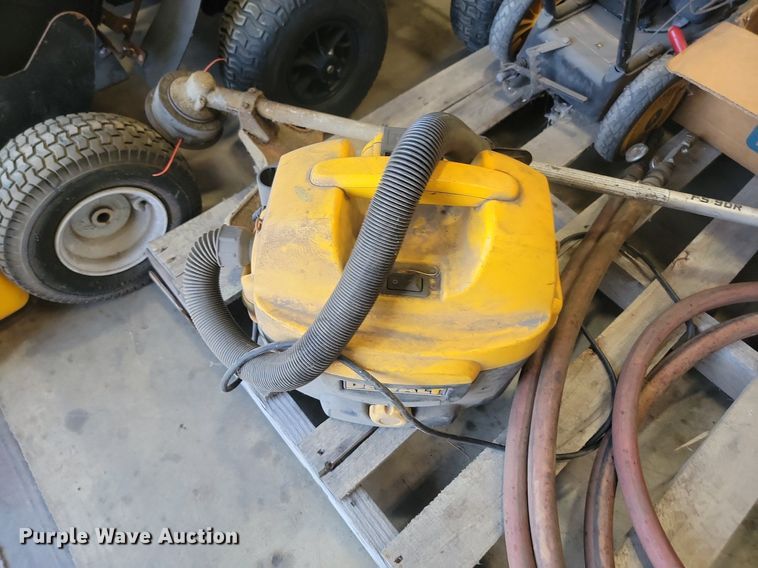 image for item LQ9223 Lawn and garden equipment