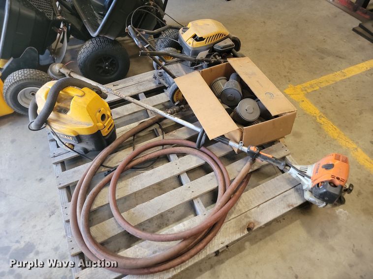 image for item LQ9223 Lawn and garden equipment