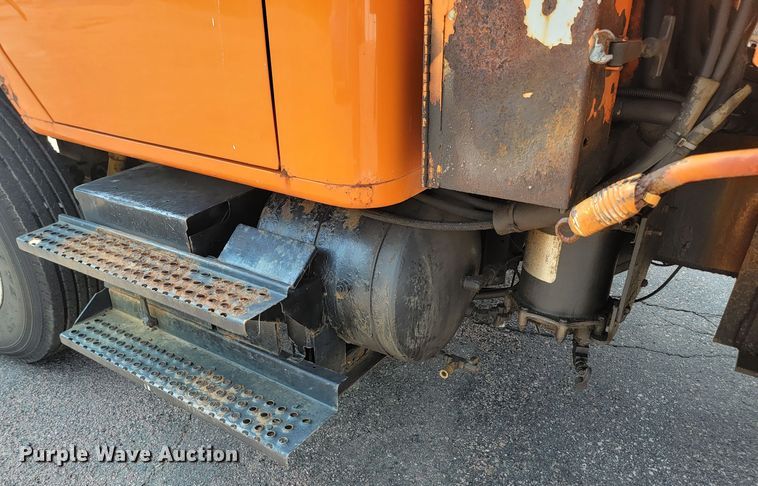 image for item LQ9278 1996 International 4700  dump truck