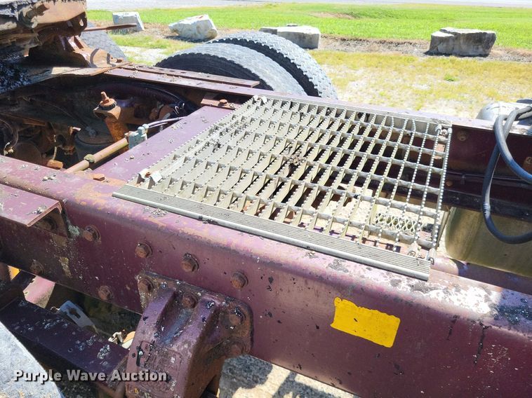 image for item LS9705 1993 Peterbilt 377  semi truck