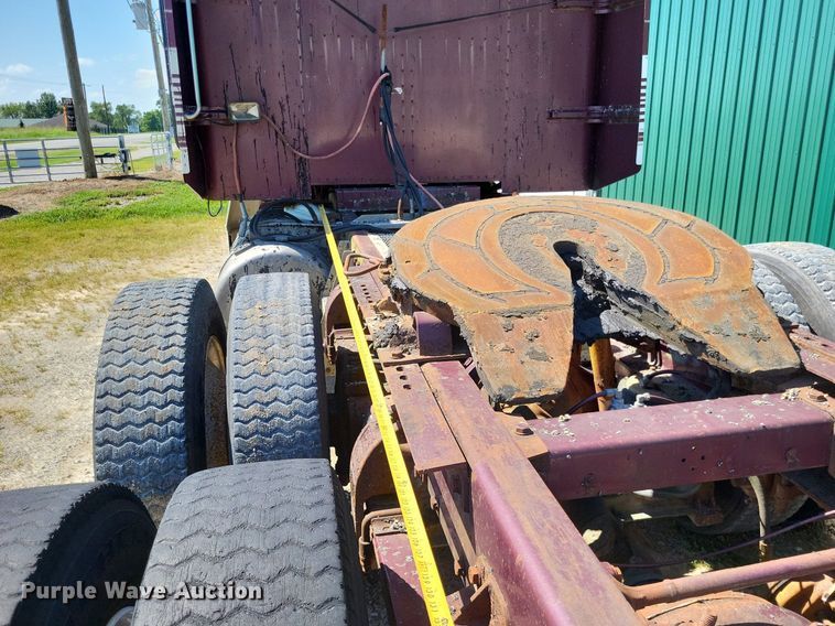 image for item LS9705 1993 Peterbilt 377  semi truck