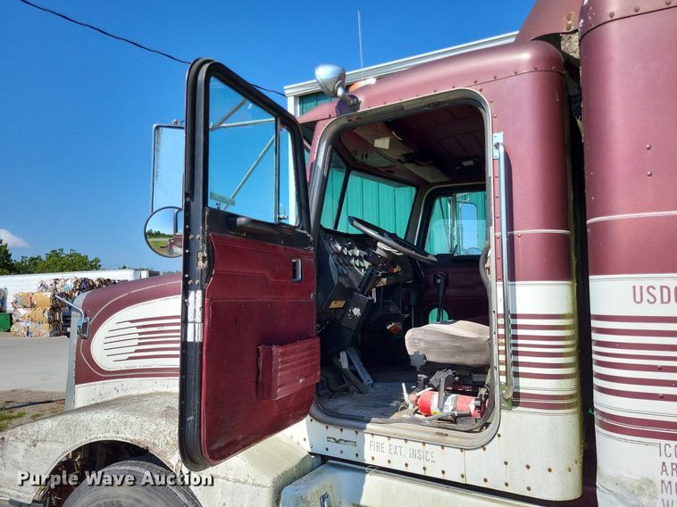 image for item LS9705 1993 Peterbilt 377  semi truck