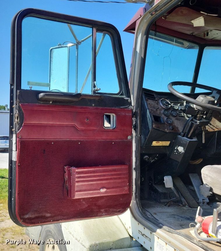 image for item LS9705 1993 Peterbilt 377  semi truck