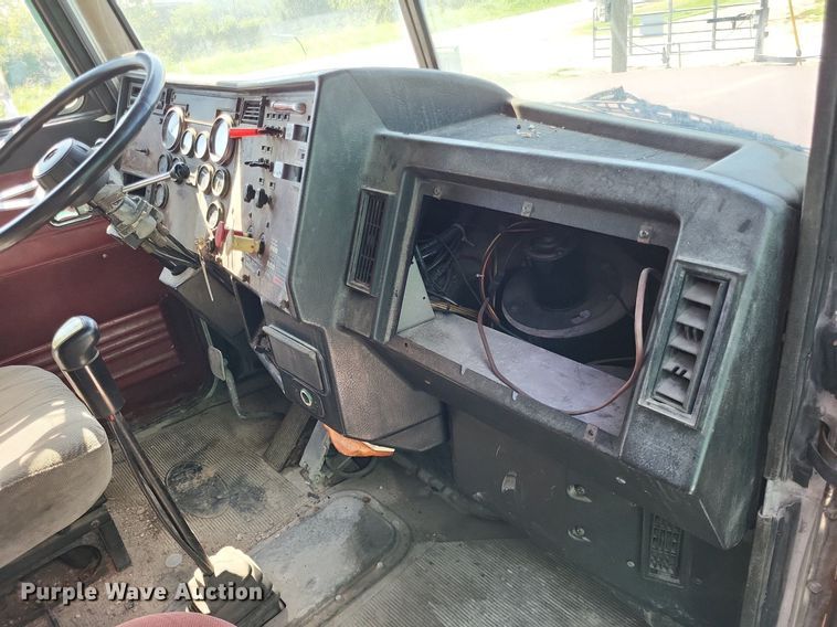 image for item LS9705 1993 Peterbilt 377  semi truck